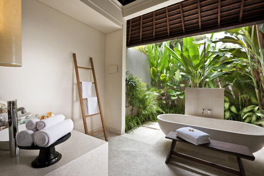 Beautiful outdoor en-suite bathrooms at Bali Villa 3313